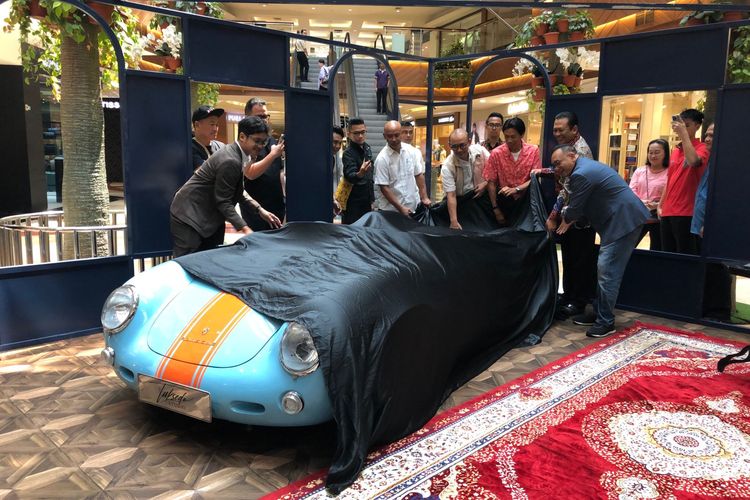 Tuksedo Studio Bali, pabrik mobil klasik handmade yang terkenal, menggelar pameran tunggal bertajuk Legendary Automobile Showcase: An Exhibition of Elegance di Pondok Indah Mall (PIM) II Jakarta pada 12-18 Agustus 2024.