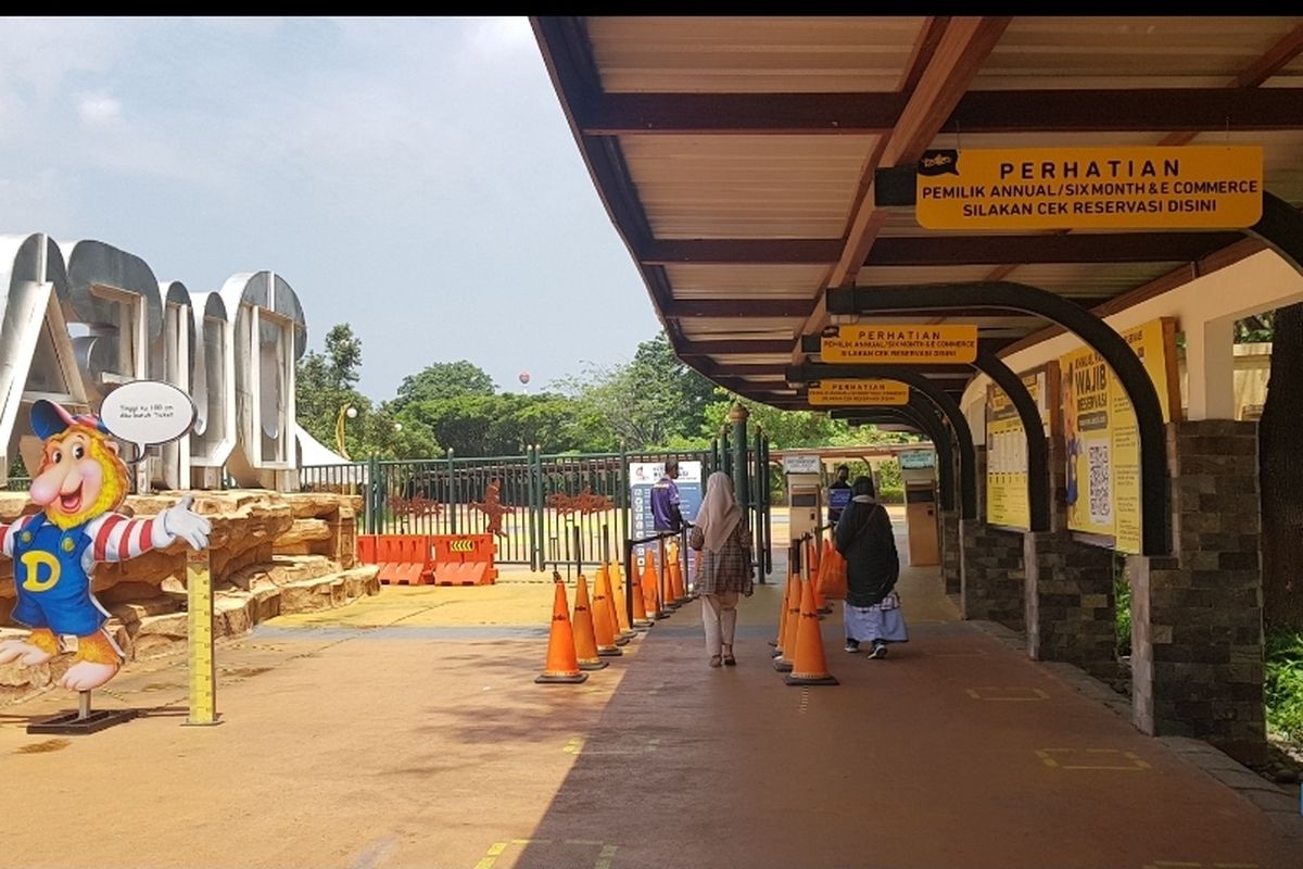 Pintu masuk wahana Dufan di kawasan wisata Ancol sepi pengunjung, Jumat (31/12/2021).