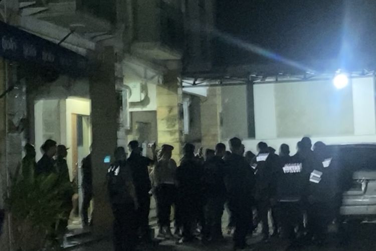 Mobil Putih Datang Tengah Malam, 2 Pria Digiring Masuk ke Ruko Digeledah di Cipete