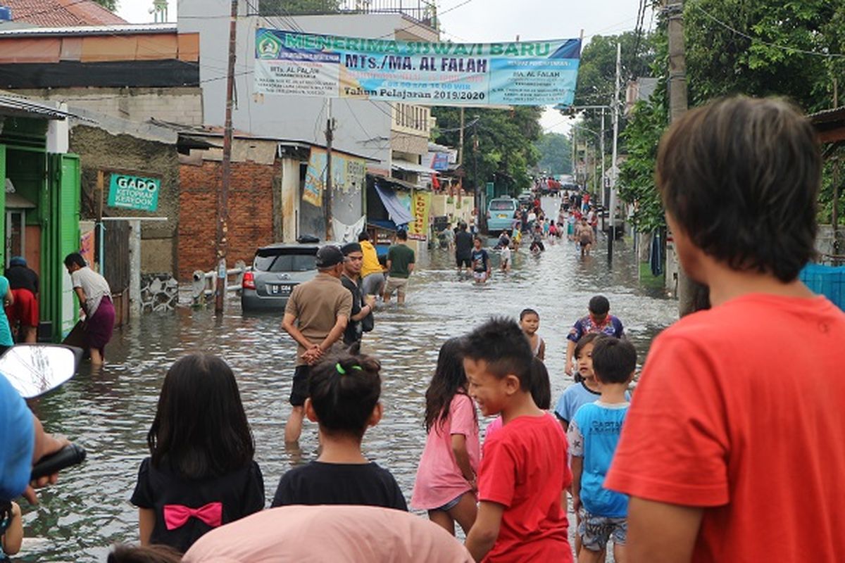 Banjir di wilayah Sukabumi Selatan, Kebon Jeruk, Jakarta Barat, Rabu (1/1/2020) siang. Banjir masih setinggi lutut orang dewasa.