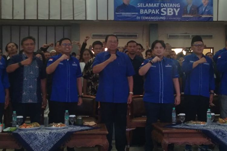 Ketua Majelis Tinggi Partai Demokrat cum Presiden ke-6 RI, Susilo Bambang Yudhoyono dalam acara pertemuan kader di Gedung Pemuda, Temanggung, Selasa (16/1/2024).