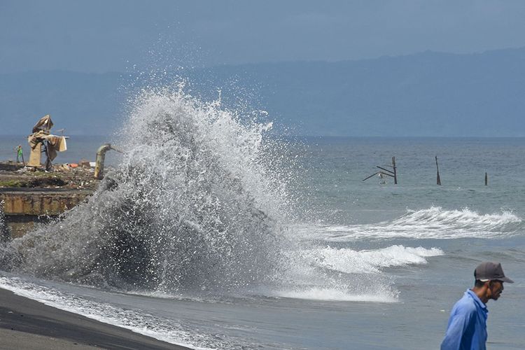 Warga berdiri di pinggiran pantai Ampenan saat terjadi gelombang tinggi di sepanjang pesisir pantai Ampenan, Mataram, NTB, Rabu (27/5/2020). Menurut keterangan sejumlah nelayan di daerah tersebut gelombang tinggi terjadi sejak  26 Mei 2020 (pukul 03.00 Wita) yang mengakibatkan banjir rob dan sejumlah perahu nelayan rusak diterjang gelombang di Lingkungan Pondok Perasi dan Kampung Bugis.ANTARA FOTO/Ahmad Subaidi/aww.