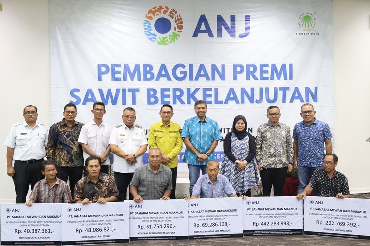 Anak usaha PT Austindo Nusantara Jaya Tbk. (ANJ), Sahabat Mewah dan Makmur (SMM), memberikan premi hasil penjualan minyak sawit berkelanjutan dengan total senilai Rp 442,283 juta kepada para petani mitra di Belitung Timur, Minggu (28/3/2024).