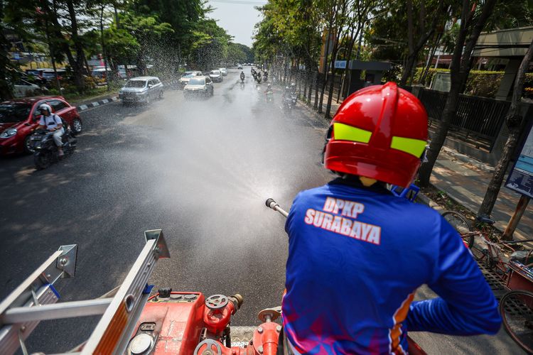 Panas Ekstrem Surabaya, Damkar Intensifkan Pembasahan Jalan