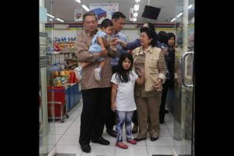 Foto yang diambil dari akun Twitter @sbyudhoyono memperlihatkan keluarga Presiden RI Susilo Bambang Yudhoyono tengah berada di sebuah minimarket. Foto tersebut diunggah ke Twitter pada Sabtu (19/4/2014) malam.