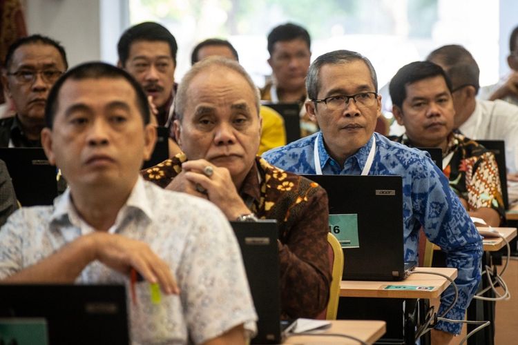 Wakil Ketua KPK B Alexander Marwata (kedua kanan) mengikuti tes uji kompetensi Seleksi Calon Pimpinan KPK di Pusdiklat Kementerian Sekretaris Negara, Cilandak, Jakarta, Kamis (18/7/2019). Sebanyak 192 kandidat calon pimpinan (capim) Komisi Pemberantasan Korupsi (KPK) mengikuti uji kompetensi tersebut. ANTARA FOTO/Aprillio Akbar/aww.
