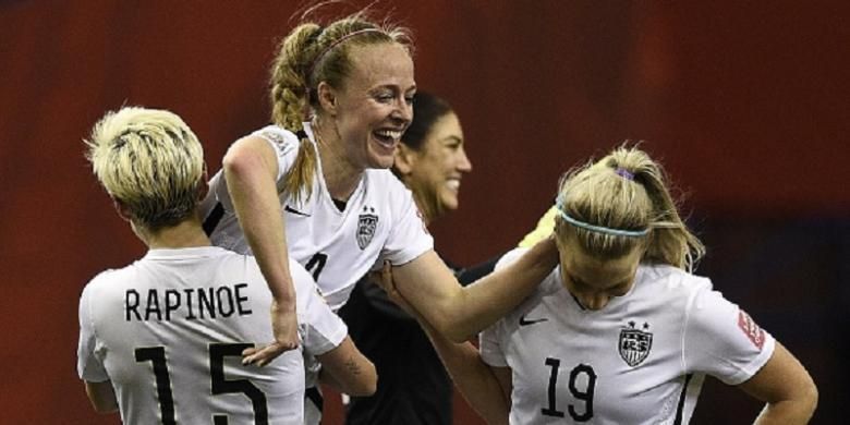 Tiga pilar lini belakang timnas wanita Amerika Serikat, Becky Sauerbrunn (kedua dari kiri), Hope Sole (ketiga dari kiri), dan Julie Johnston (paling kanan).