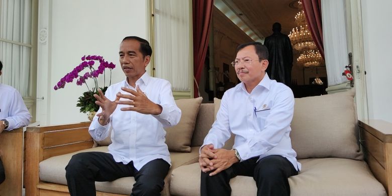 Presiden Joko Widodo bersama Menteri Kesehatan Terawan Agus Putranto mengumumkan kasus pertama positif Corona di Indonesia, di Istana Kepresidenan, Jakarta, Senin (2/3/2020).