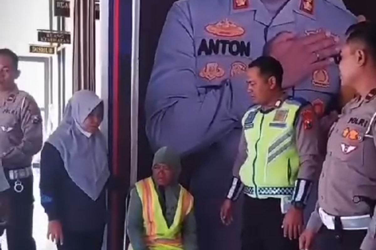 DIAMANKAN—Pengemis yang menggedor pintu kaca mobil di perempatan dumpil tak jauh dari gerbang tol madiun diamankan tim gabungan di Pos Polisi Exit Tol Madiun pekan lalu.