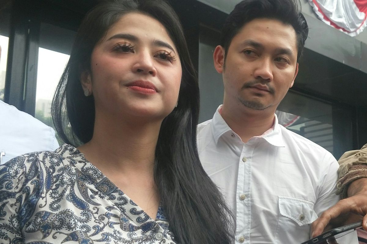 Penyanyi dangdut Dewi Perssik dan suaminya, Angga saat ditemui di Dit Reskrimsus Polda Metro Jaya, Jakarta Pusat, Jumat (5/7/2019). 