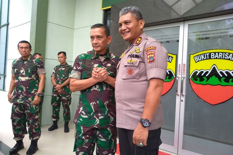 Panglima Kodam I Bukit Barisan, Mayjend TNI MS Fadhillah bertemu dengan Kapolda Sumut, Irjen Pol Martuani Sormin di Balai Prajurit di Kodam I BB, pada Jumat siang (28/2/2020). Keduanya memastikan bahwa kejadian di Taput karena kesalahpahaman oleh oknum.