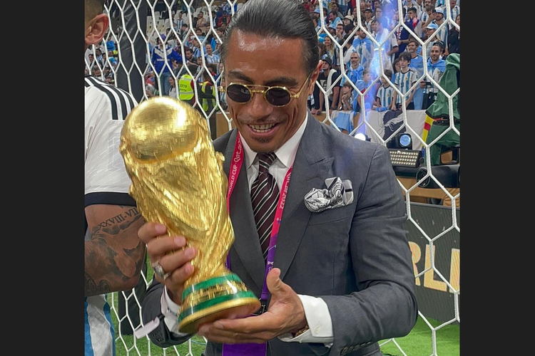 Salt Bae, chef Turki bernama asli Nusret Gokce, terlihat sedang memegang dan mencium trofi Piala Dunia saat merayakan kemenangan bersama pemain Argentina atas Perancis.