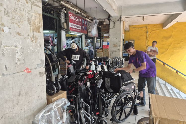 Curhat Pedagang Pasar Pramuka: Harga Alkes Naik karena Perang di Timur Tengah