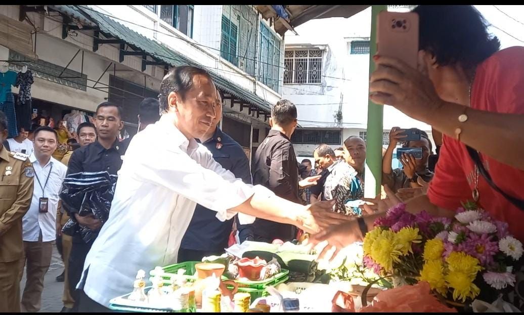 Jokowi Berkunjung ke Pasar di Binjai, Soroti Harga Bawang, Ayam, dan Beras
