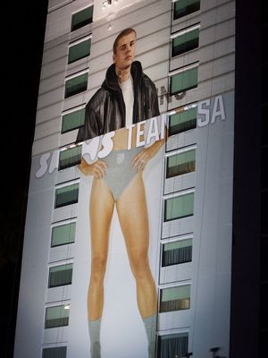 Kesalahan billboard membuat Justin Bieber seolah sedang memakai pakaian dalam.