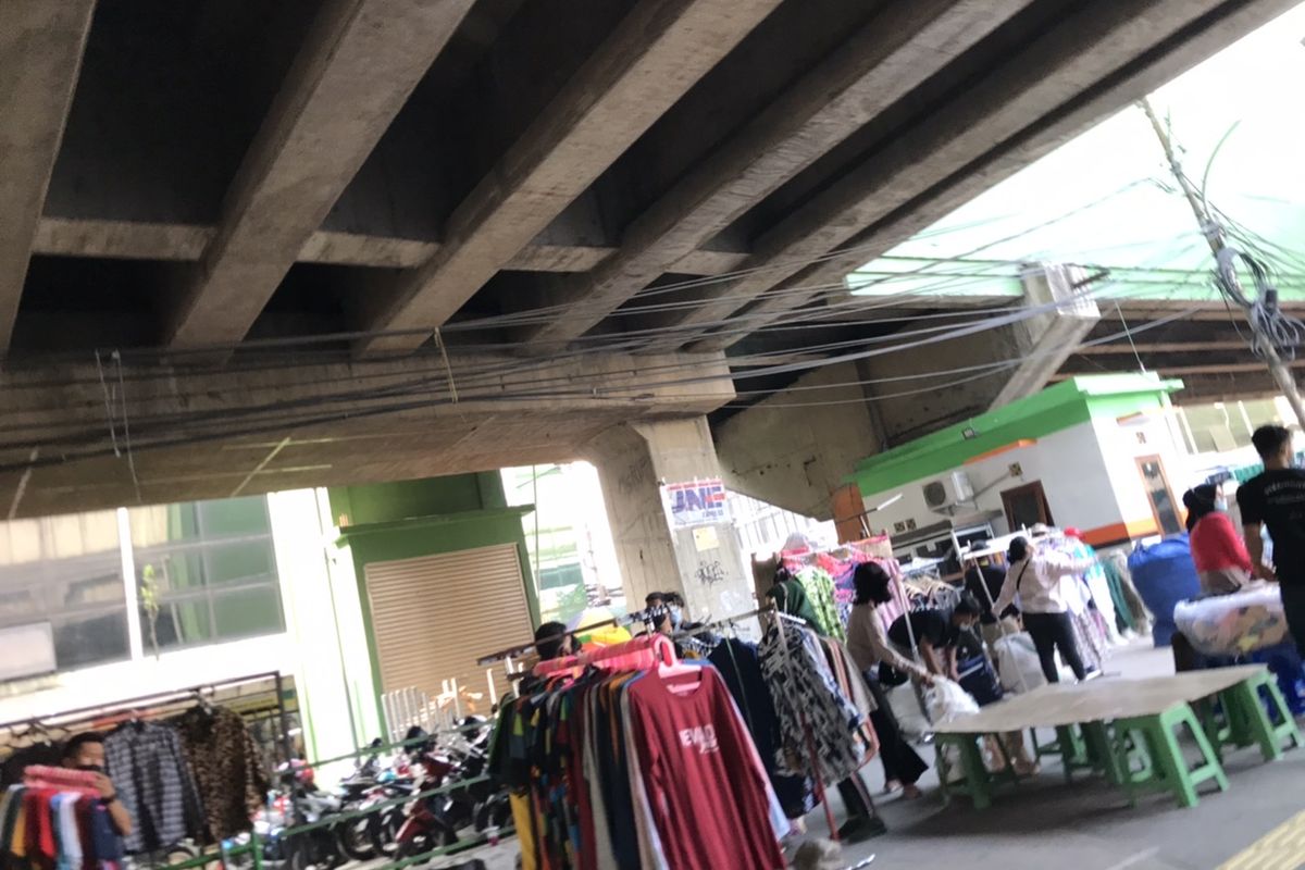 Para pedagang mulai menggelar lapak di trotoar terowongan Blok F Pasar Tanah Abang, Jakarta Pusat pada Jumat (7/5/2021) sore.