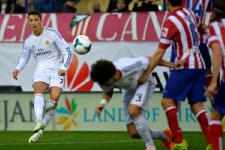 Penampilan penyerang Real Madrid, Cristiano Ronaldo, pada pertandingan lanjutan Liga BBVA melawan Atletico Madrid, Minggu (2/3/2014). 
