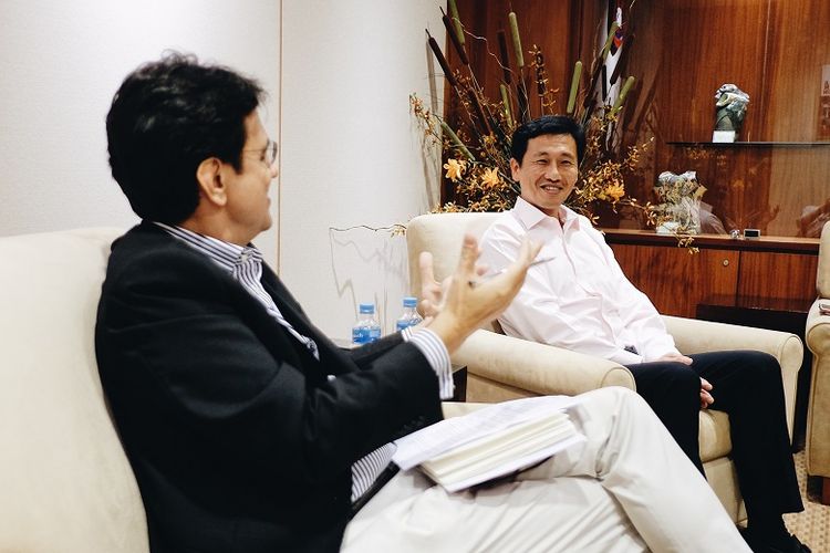 Karim Raslan saat wawancara dengan Ong Ye Kung, Menteri Pendidikan (Pendidikan Tinggi dan Keterampilan) dan Menteri Kedua untuk Pertahanan Singapura. Pada tahun ini, Singapura meningkatkan investasi di bidang pendidikan hingga SGD 12.9 miliar.
