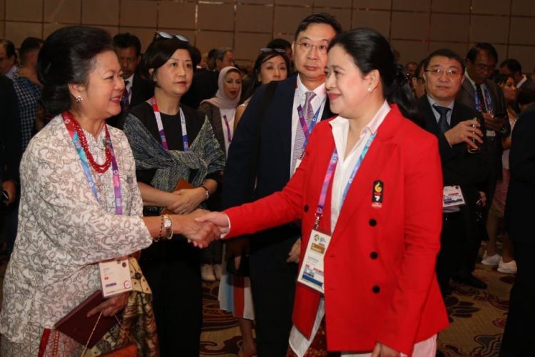 Menko PMK Puan Maharani menyambut pimpinan delegasi negara peserta Asian Games 2018, jajaran pengurus dan keluarga besar Olympic Council of Asia (OCA) serta para ketua Kontingen atlet lainnya, Sabtu (18/8/2018) sore, di Hotel Fairmont, Jakarta.