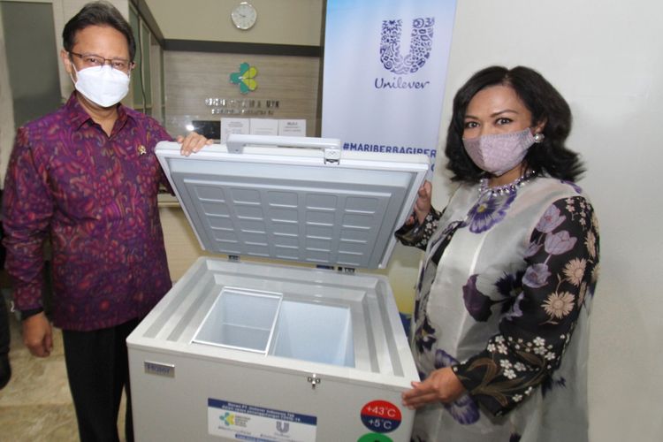 Penyerahan lemari berpendingin dari Unilever Indonesia