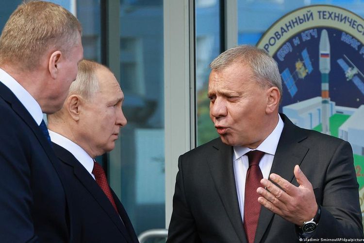 Borisov (kanan) menjabat sebagai wakil perdana menteri Rusia sebelum mengambil alih Roskosmos.