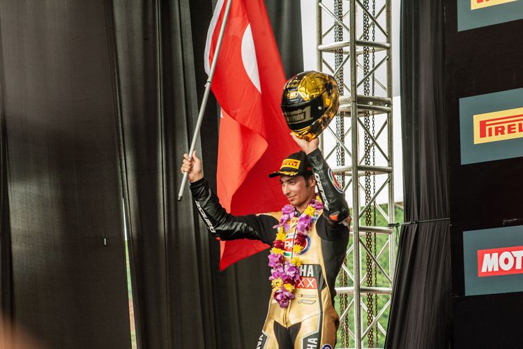 Rider asal Turki, Toprak Razgatlioglu (PATA Yamaha), meraih gelar Juara Dunia WSBK di Sirkuit Mandalika, Minggu (21/11/2021).
