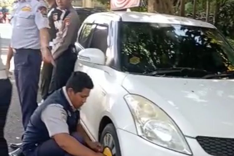 Personel Dishub Kota Malang saat melaksanakan operasi penindakan parkir liar di Kota Malang.