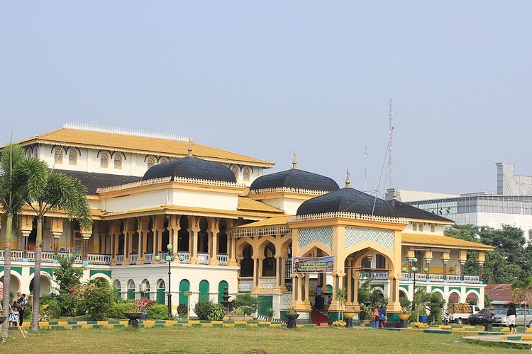 Istana Maimun merupakan bangunan peninggalan kerajaan Deli.