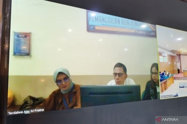 Eks Wali Kota Cimahi Ajay M Priyatna sebagai terdakwa penyuap penyidik KPK mengikuti sidang secara daring di Pengadilan Negeri (PN) Bandung, Kota Bandung, Jawa Barat, Rabu (30/11/2022).