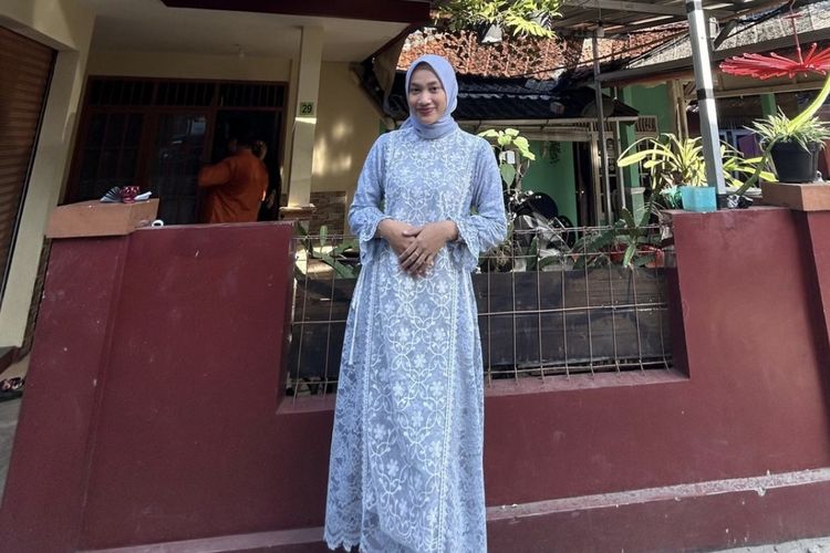 Salah seorang warga Kota Bogor, Jawa Barat, Salma (24) lebih memilih menghabiskan waktu libur Lebaran di rumah, Selasa (11/4/2024).