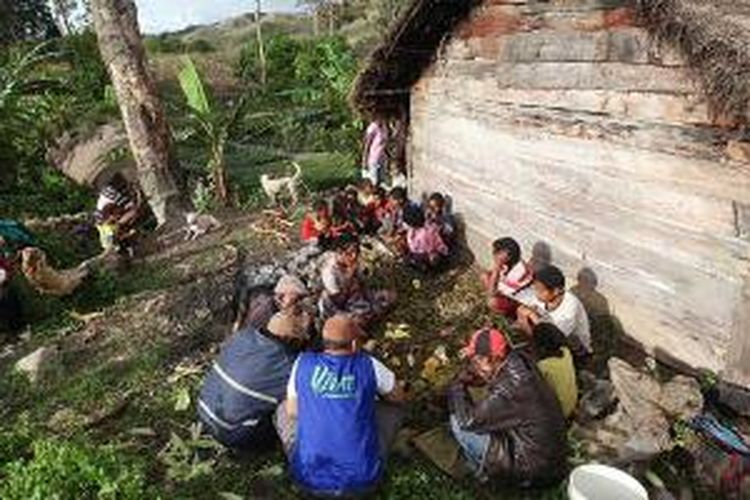 Selain menjadi cara untuk memasak santapan harian, bakar batu juga memiliki fungsi ritual dalam upacara inisiasi kedewasaan, pernikahan, dan kematian.