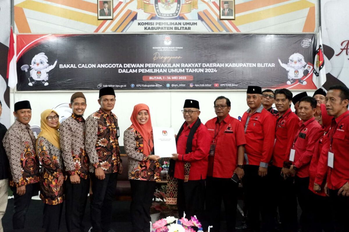 Ketua DPC PDI Perjuangan Kabupaten Blitar Riyanto menyerahkan daftar nama bakal calon legislatif ke KPU Kabupaten Blitar, Jumat (12/5/2023)