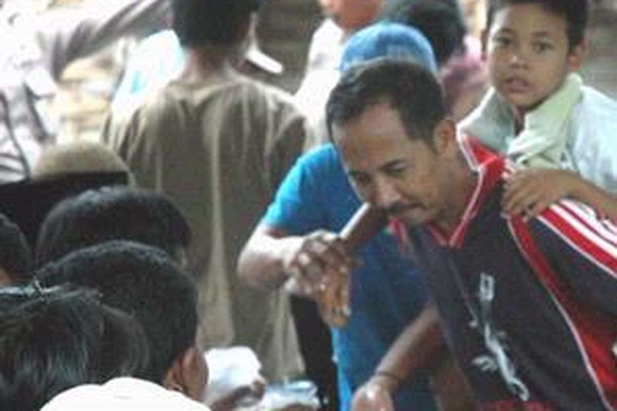 Muhammad Ponari digendong kerabatnya mendatangi 