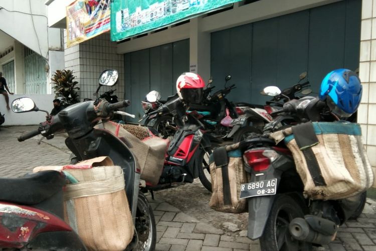 Sepeda motor warga yang mengantre membeli minyak goreng terparkir di toko Jalan DI Panjaitan Purwokerto, Kabupaten Banyumas, Jawa Tengah, Rabu (16/2/2022).