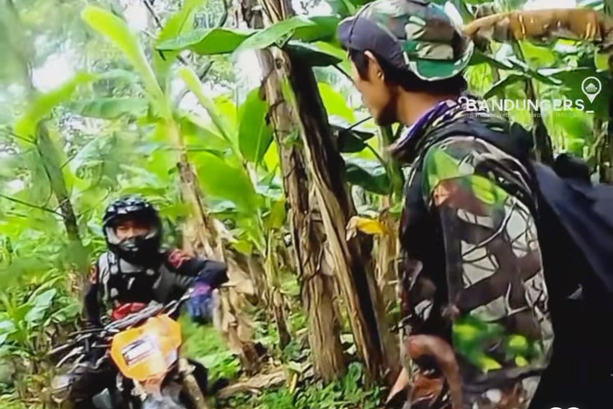 Ratusan pengendara motor trail rusak lahan perkebunan warga di Cipatat, Kabupaten Bandung Barat, Jawa Barat, Minggu (7/1/2024).