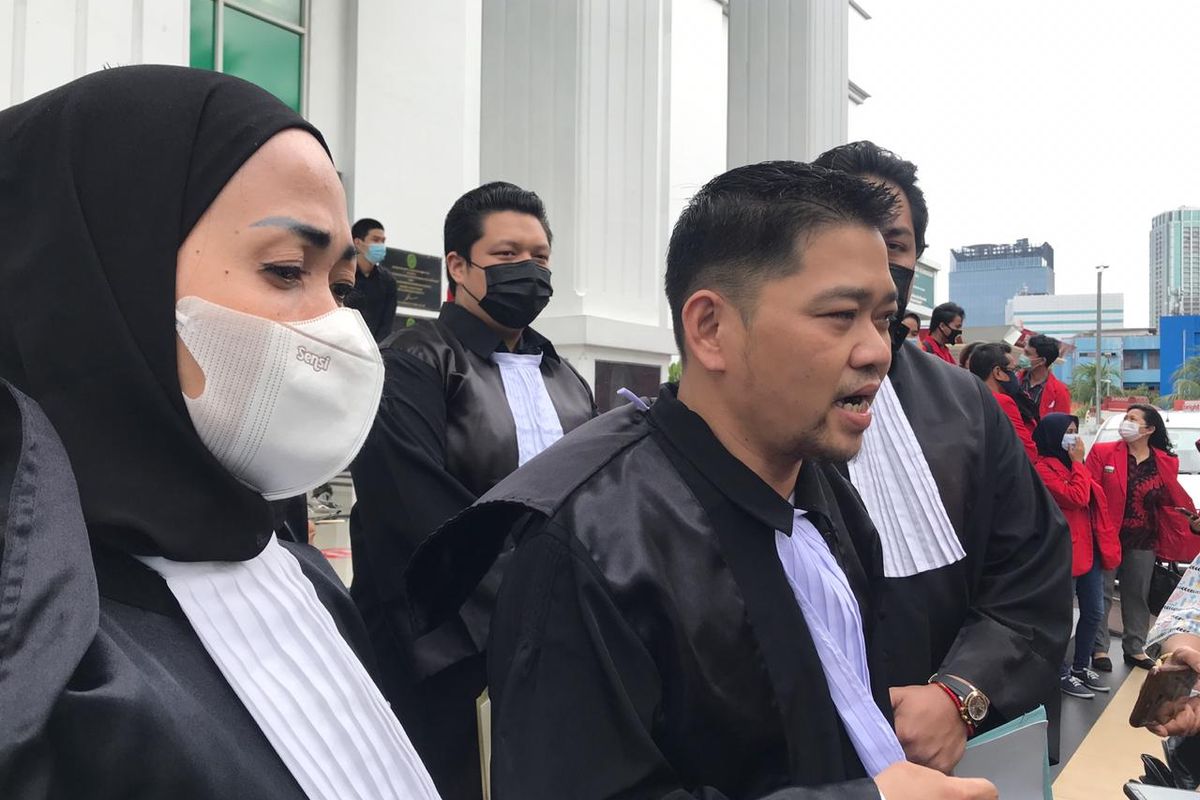 Ketua tim penasihat hukum John Kei, Anton Sudanto usai sidang pembacaan dakwaan John Kei, Rabu (13/1/2021).