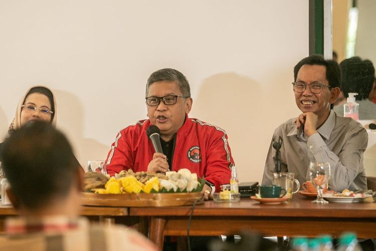 Sekjen PDI Perjuangan Hasto Kristiyanto (tengah)