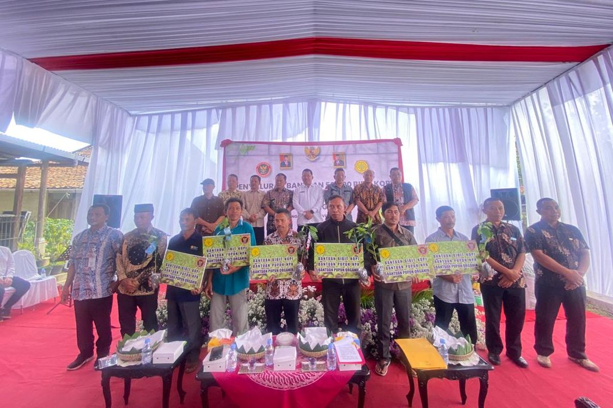 Kementerian Pertanian (Kementan) menyalurkan bantuan 50.000 benih kopi arabika kepada Kelompok Tani (Poktan) Kawasan Terpadu Nusantara di Temanggung, Jawa Tengah (Jateng).
