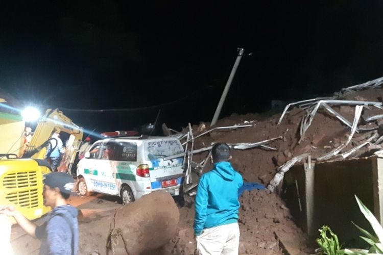 Basarnas Bandung evakuasi korban tertimbun material longsor di Cimanggung, Sumedang, Jawa Barat, Sabtu (9/1/2021) malam. AAM AMINULLAH/KOMPAS.com