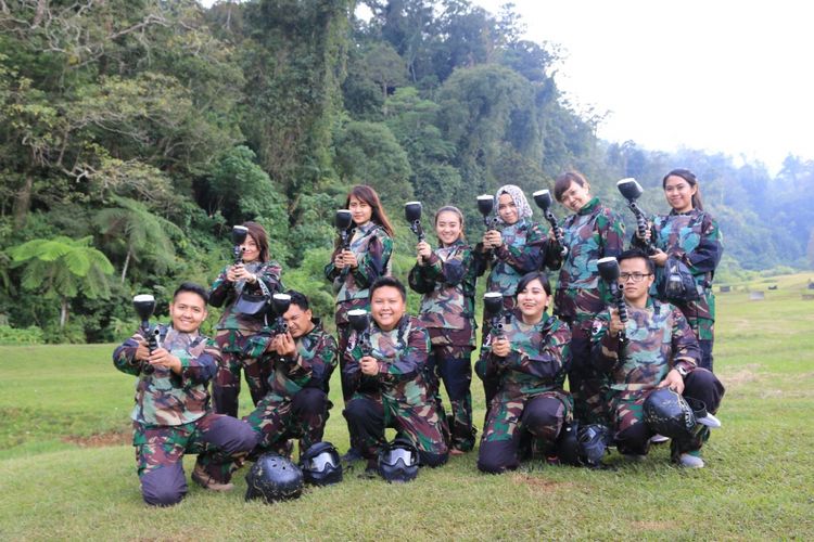 Beberapa karyawan Sahid Eminence Hotel Convention & Resort bermain paintball. Olahraga ini jadi salah satu aktifitas wisatawan di Sahid Eminence Hotel Convention & Resort Ciloto, Puncak.