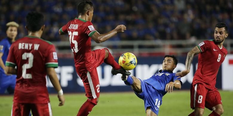 Pemain Indonesia Manahati Lestusen (kedua kiri) berebut bola dengan pemain Thailand Chanathip Songkrasin (biru) dalam laga final Piala AFF 2016 di Stadion Rajamangala, Bangkok, Thailand, Sabtu (17/12/2016). Dalam leg kedua ini Thailand menang 2-0 atas Indonesia. AP PHOTO / WASON WANICHAKORN