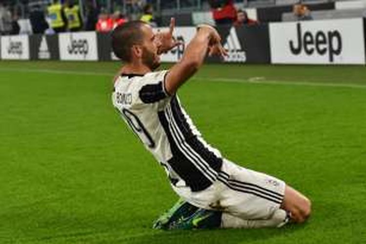 Pemain belakang Juventus, Leonardo Bonucci, merayakan gol ke gawang Napoli pada partai lanjutan Serie A di Juventus Stadium, Sabtu (29/10/2016).