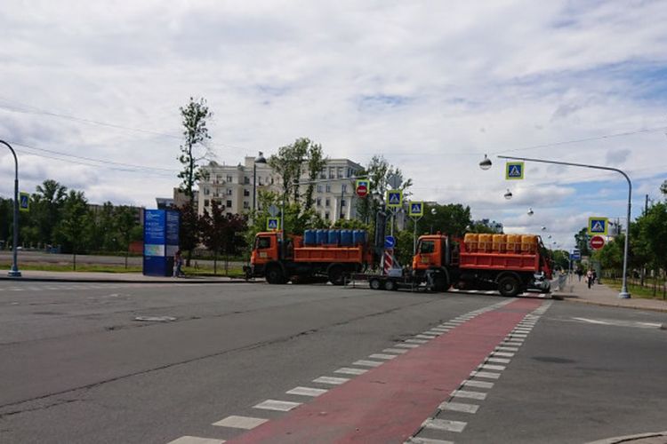 Barikade truk menutupi akses jalan menuju Stadion St Petersburg, Rusia, jelang laga Brasil kontra Kosta Rika pada 22 Juni 2018.