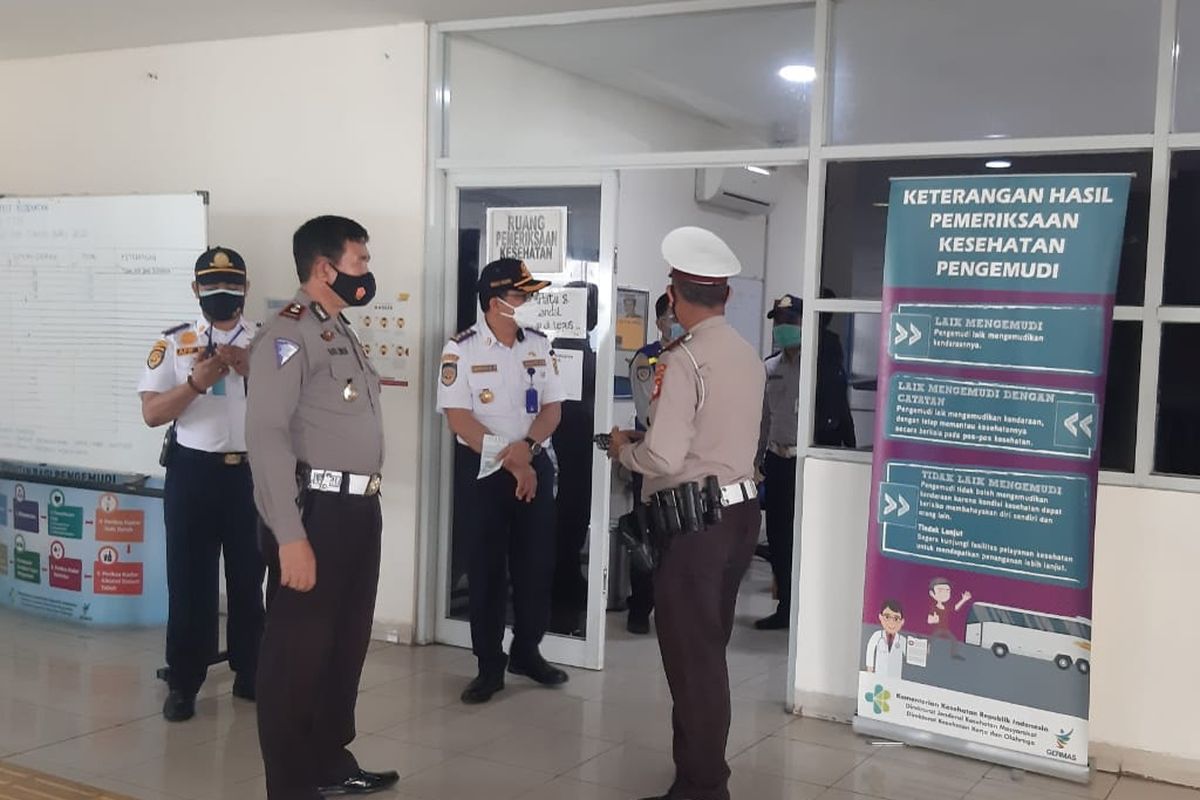 Pihak terminal Pulo Gebang bekerja sama dengan Direktorat Lalu Lintas Polda Metro Jaya mengadakan tes urine bagi para awak bus pada Rabu (23/12/2020).