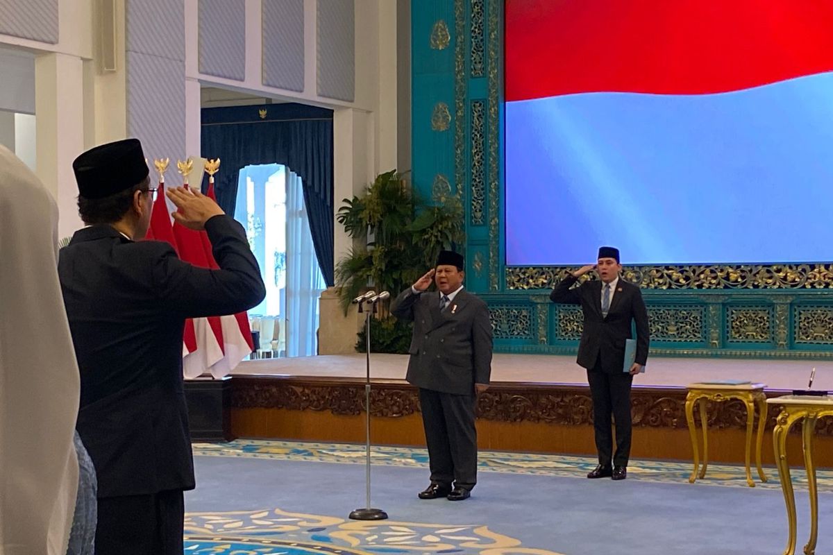 Presiden Prabowo Subianto melantik Mochamad Irfan Yusuf sebagai Menteri Haji dan Umrah dan Dahnil Anzar Simanjuntak menjadi Wakil Menteri Haji dan Umrah di Istana Kepresidenan Jakarta, Senin (8/9/2025). 