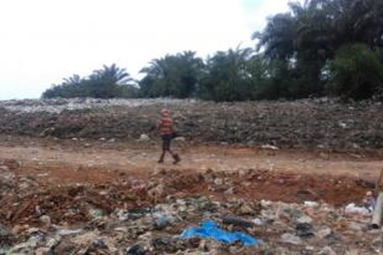 Seorang bocah pengais sampah di tempat pebuangan akhir (TPA) Air Sebakul Kota Bengkulu tampak menyusuri gundukan sampah, Minggu (21/6/2015).