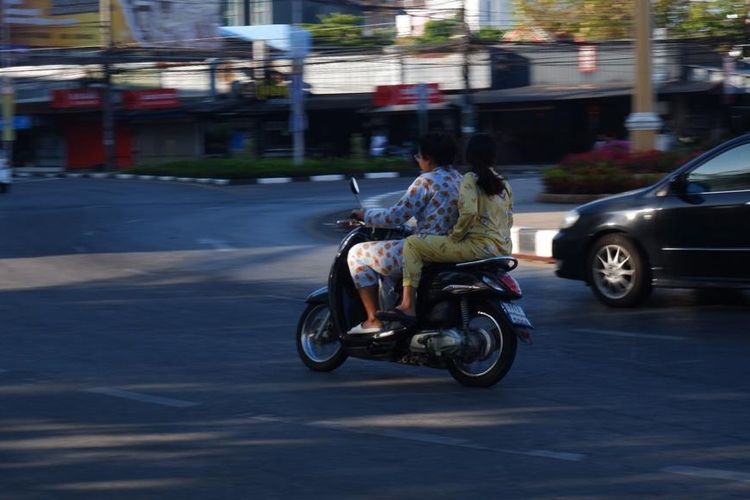 Pengendara sepeda motor di Thailand yang terlihat tidak memakai helm.