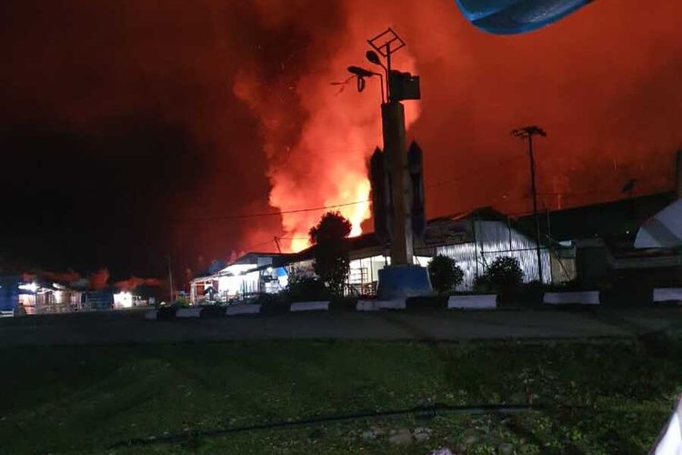 Kantor Dispendukcapil Pegunungan Bintang terbakar, Papua Pegunungan, Rabu (11/1/2023)