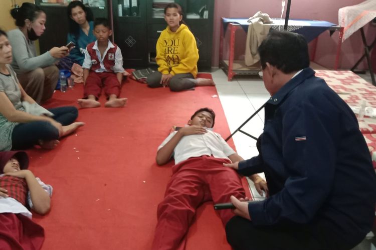 Sejumlah siswa mendapat perawatan usai mengalami keracunan di SDN 1 Cimerang, Kabupaten Bandung Barat (KBB), Jawa Barat, Rabu (11/10/2023).