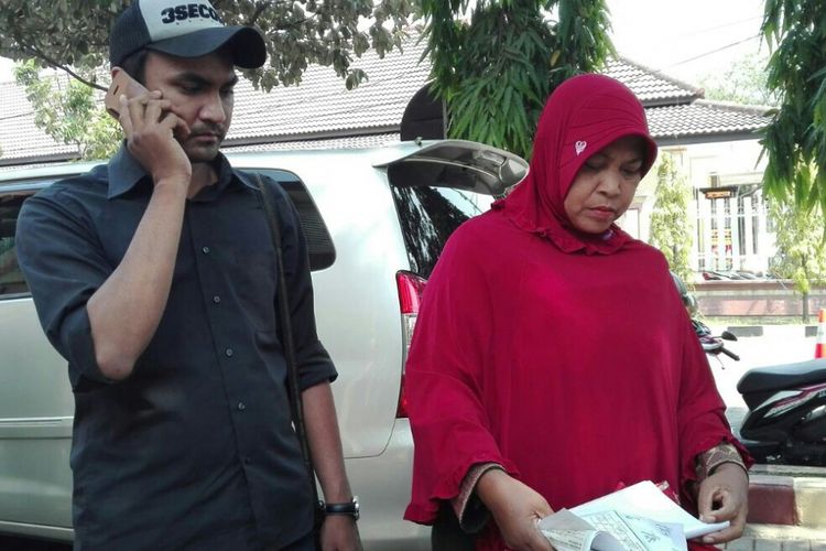 Siti Nafiah dan putranya melapor ke Mapolda Jatim